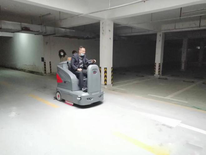 九江小区物业保洁不用人力改用驾驶式洗地机了